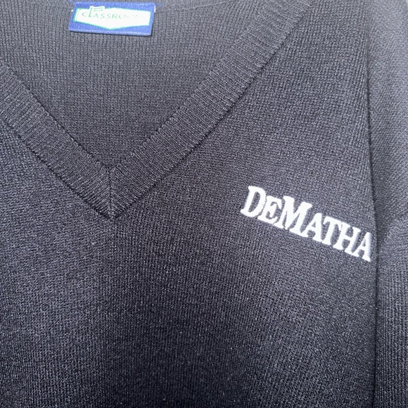 Dematha Sweater -L 🏫 - Picture 2 of 3